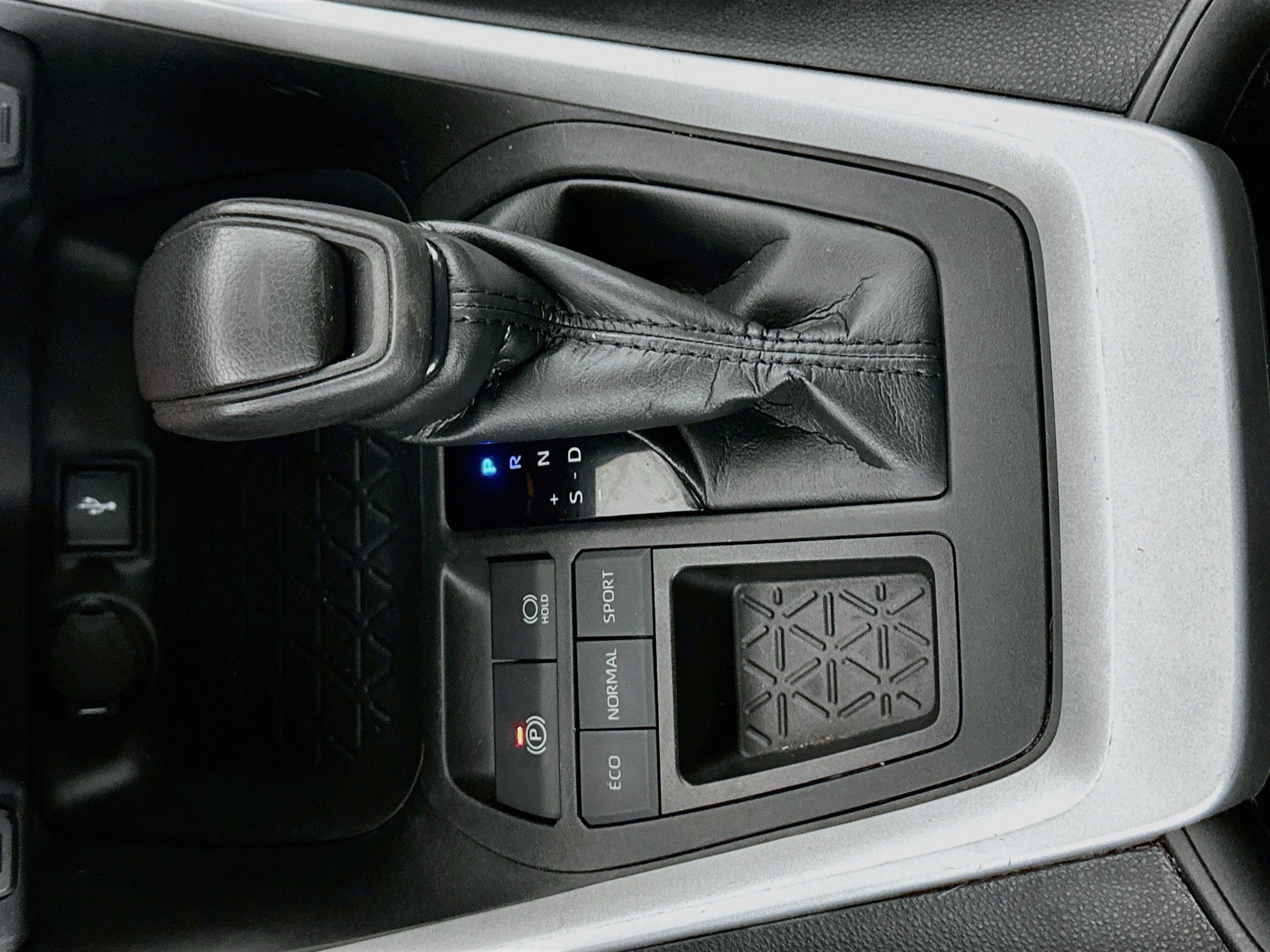 Used 2021 Toyota RAV4 XLE w/ Convenience Package FWD image 24