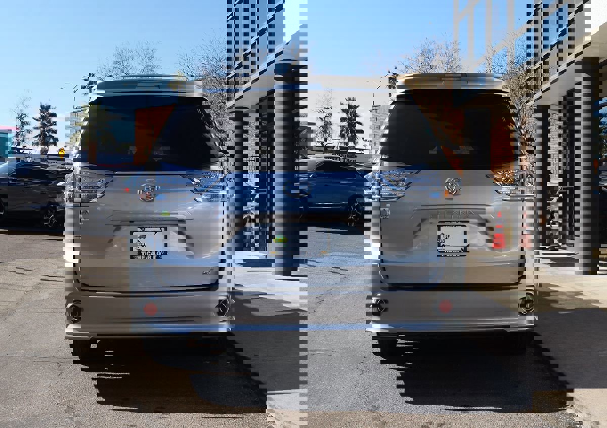 Used 2017 Toyota Sienna SE Premium image 11