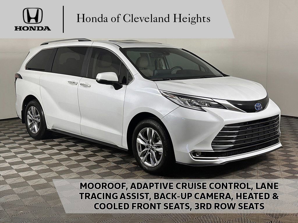 Used 2024 Toyota Sienna Limited FWD image 1