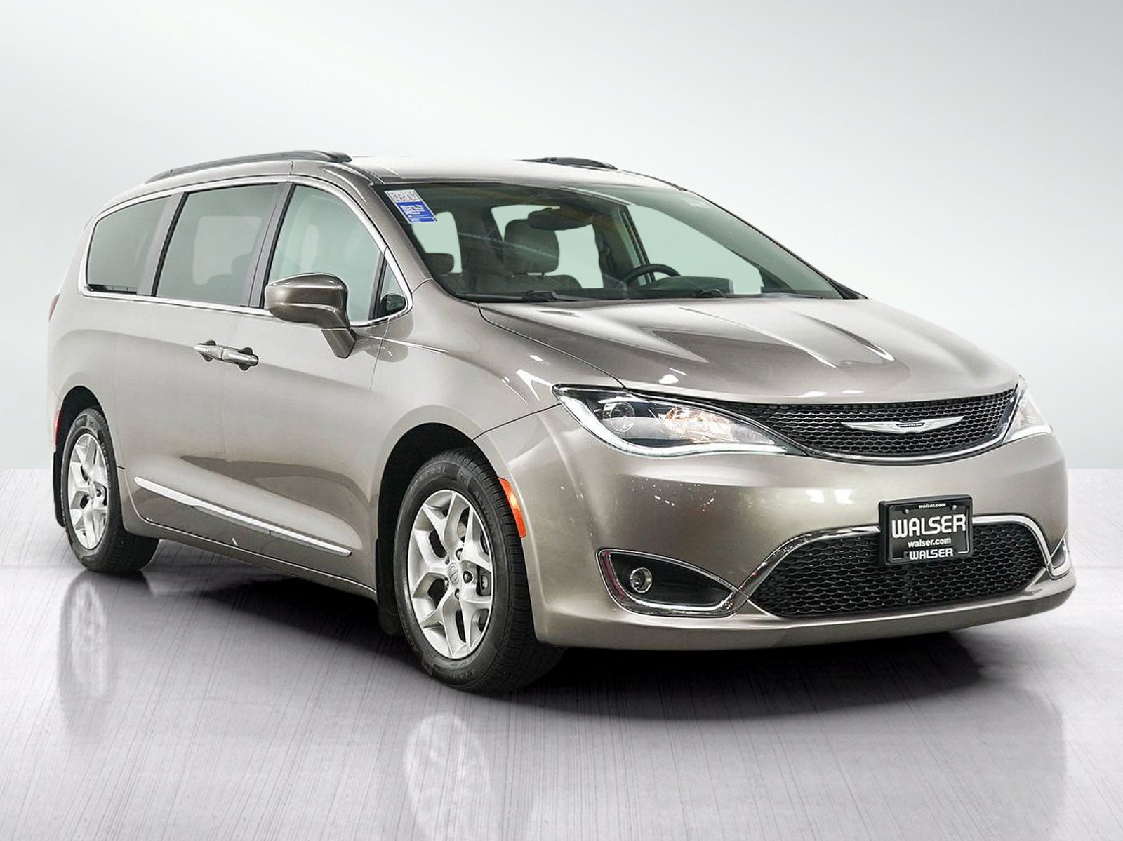 Used 2017 Chrysler Pacifica Touring-L w/ Tire & Wheel Group FWD image 7
