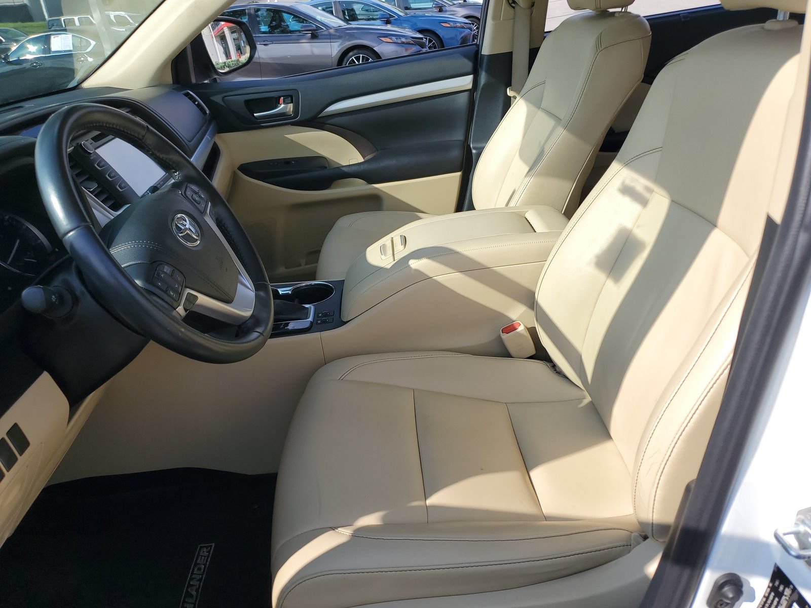 Used 2019 Toyota Highlander XLE AWD/4WD image 16