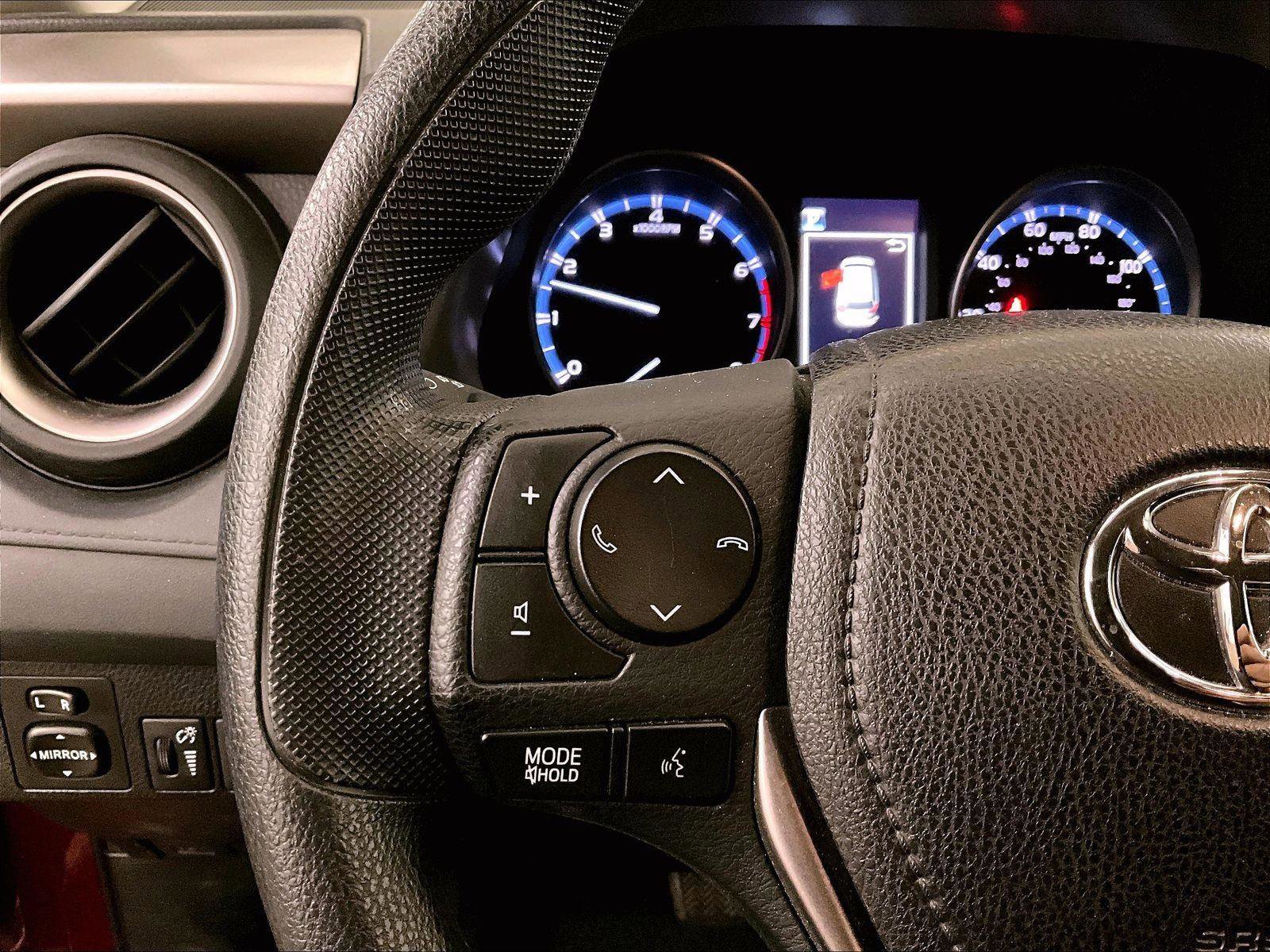 Used 2018 Toyota RAV4 LE FWD image 17