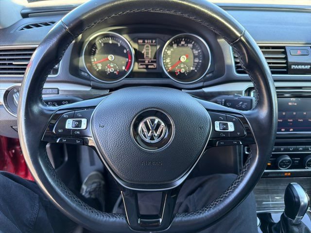 Used 2018 Volkswagen Passat 2.0T SE FWD image 31