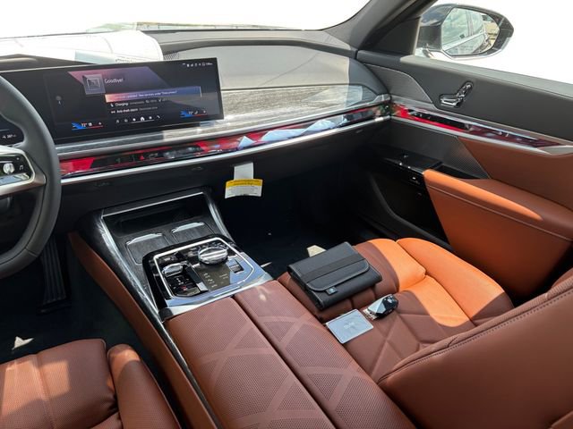 Used 2025 BMW i7 xDrive60 w/ Premium Package image 27