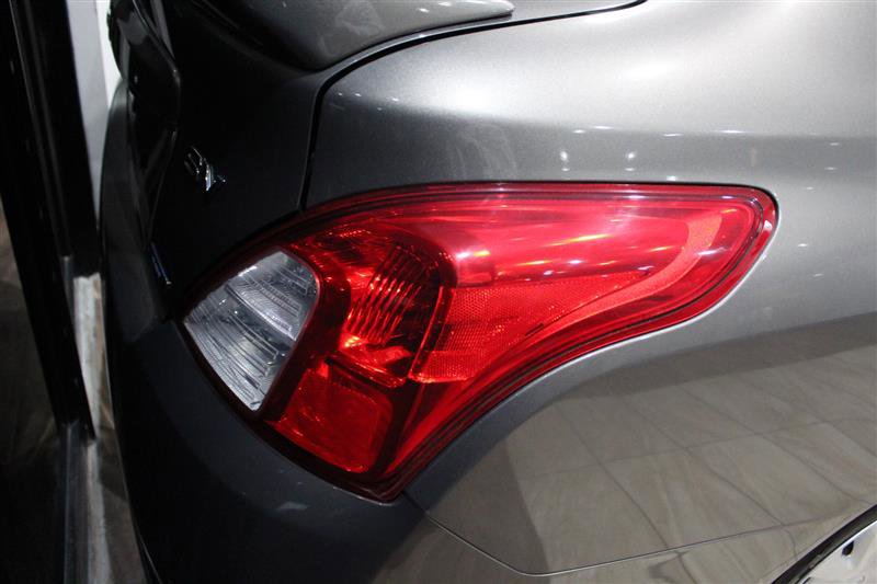 Used 2015 Nissan Versa SV FWD image 11
