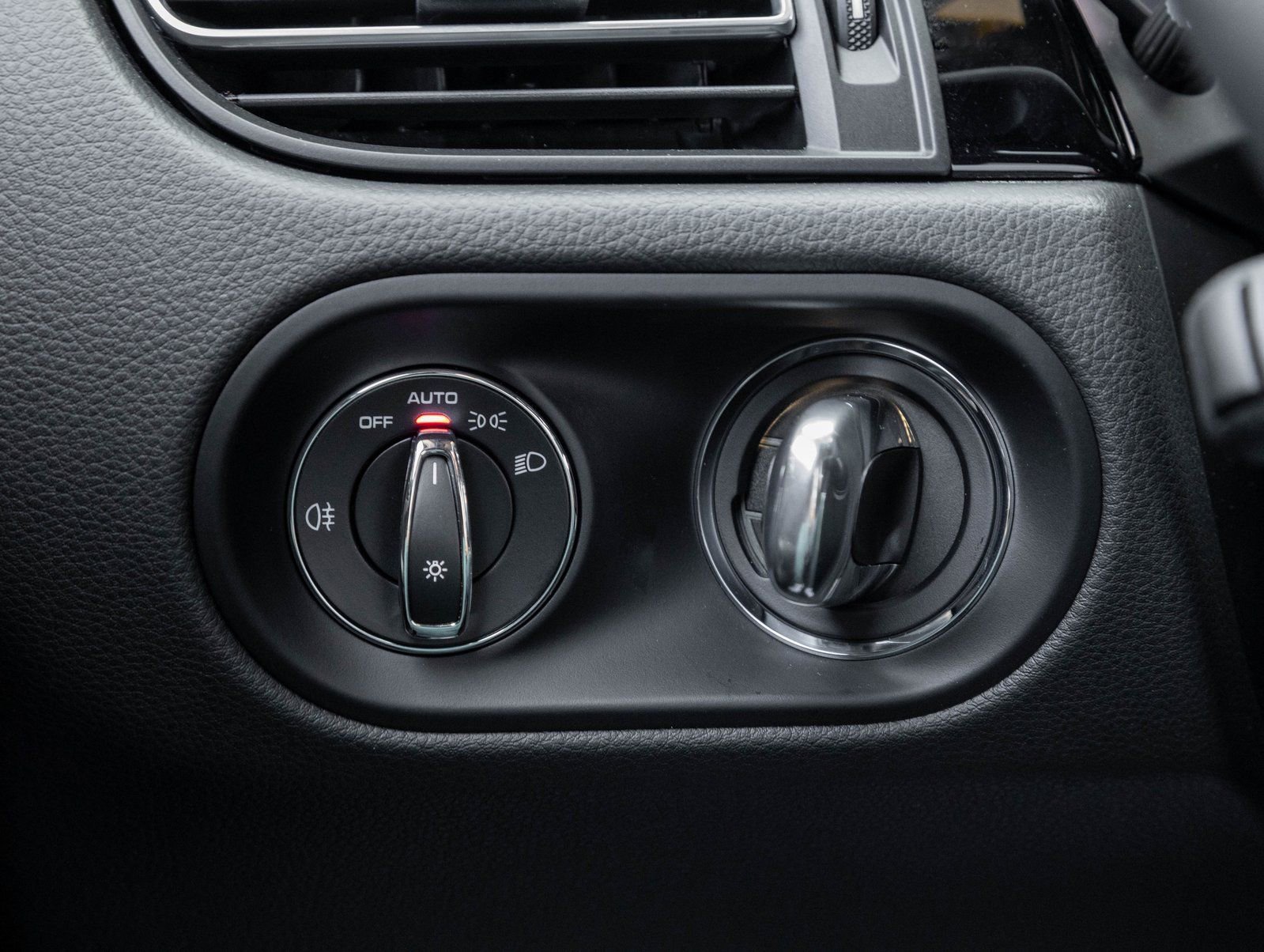 Certified 2026 Porsche Macan image 17