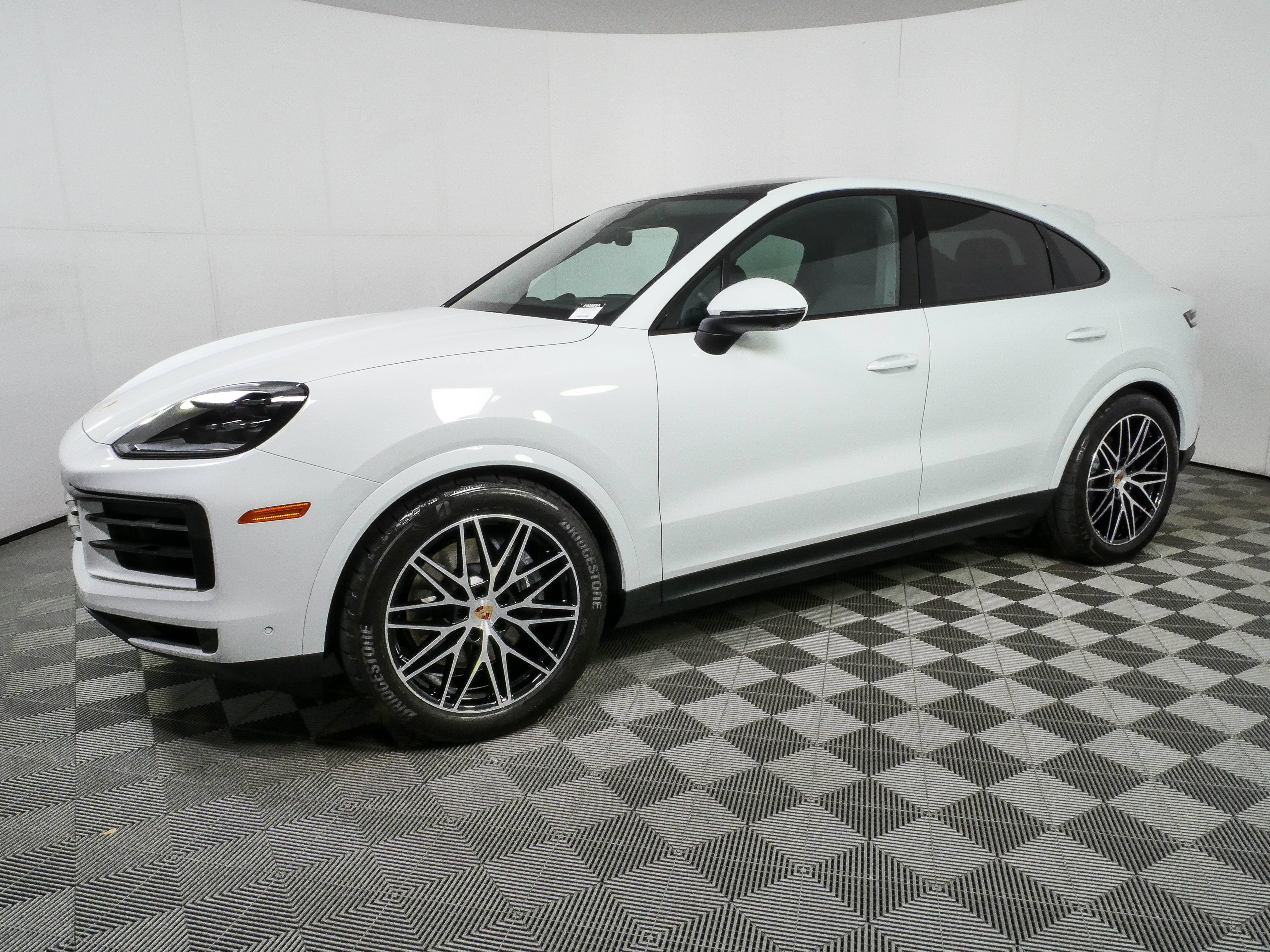 Certified 2025 Porsche Cayenne Coupe AWD/4WD image 2