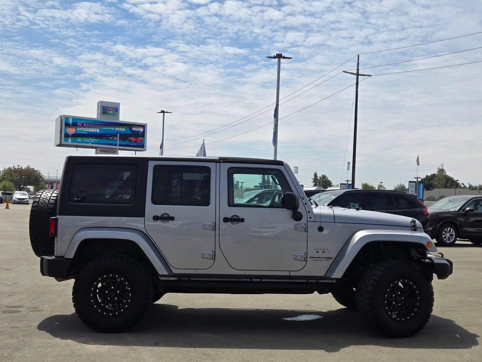 Used 2018 Jeep Wrangler Unlimited Sahara AWD/4WD image 8