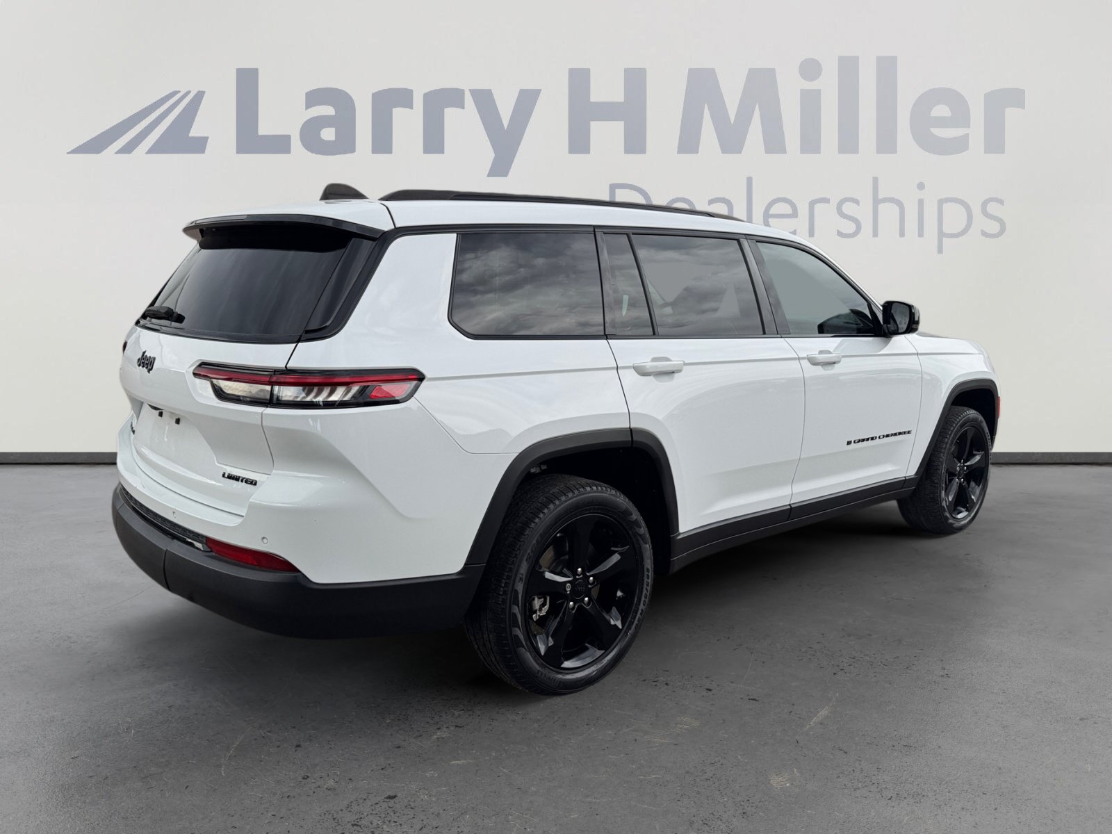 Used 2023 Jeep Grand Cherokee L Limited w/ Black Appearance Package AWD/4WD image 5