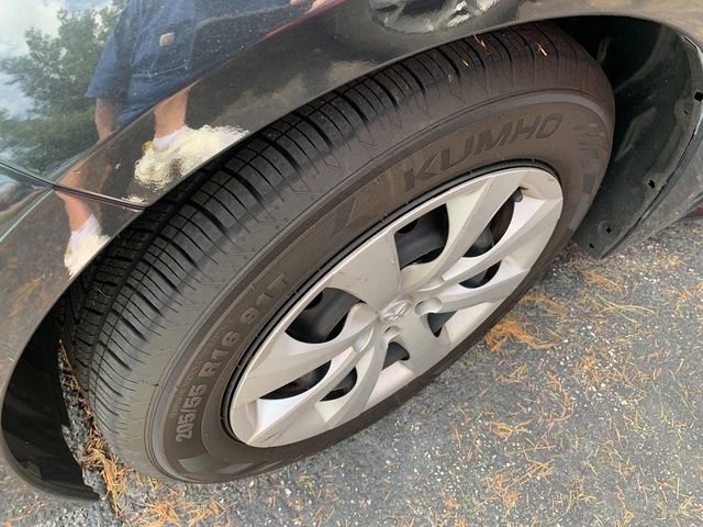 Used 2022 Toyota Corolla LE FWD image 2