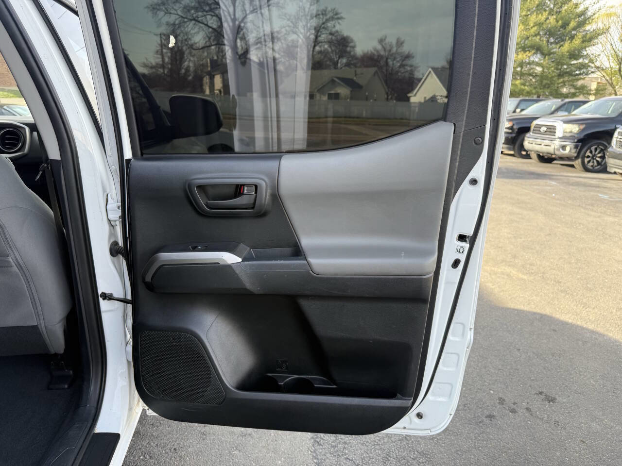 Used 2017 Toyota Tacoma SR5 w/ Exterior Package image 10