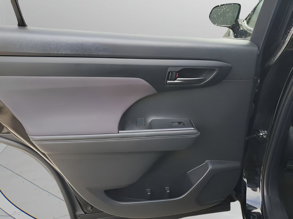 Used 2025 Toyota Highlander LE image 17