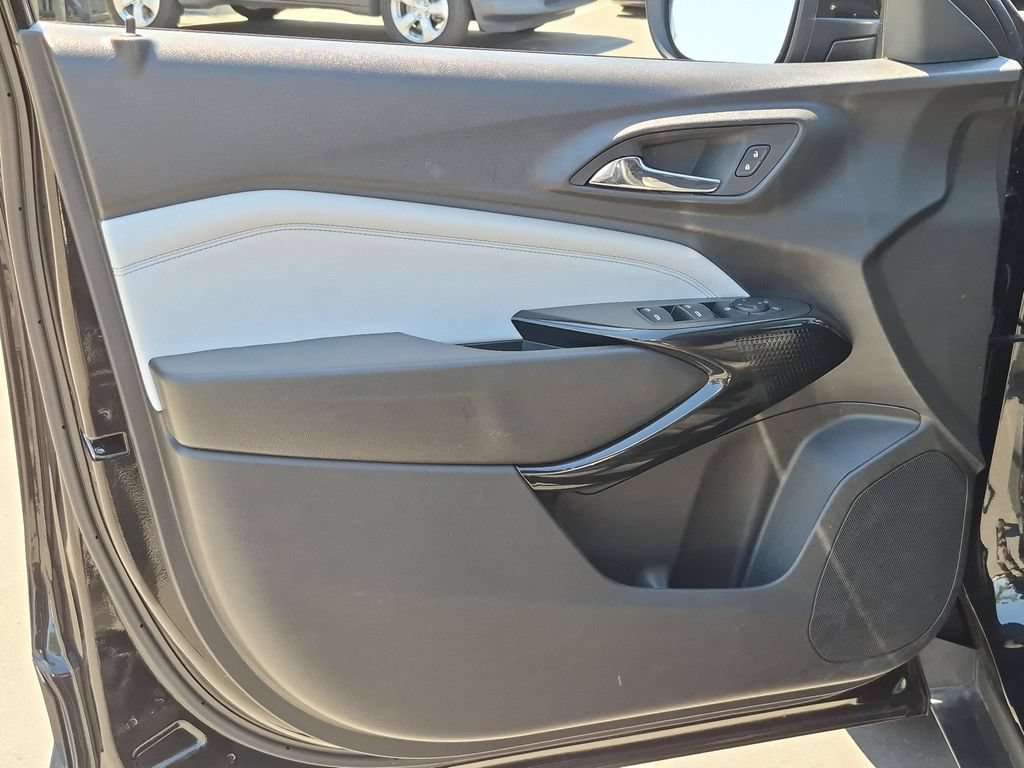 Used 2025 Chevrolet Trax LT w/ LT Convenience Package FWD image 11