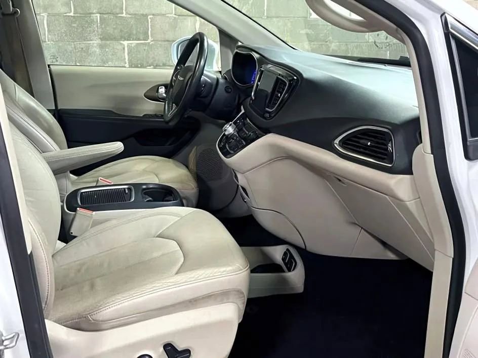 Used 2019 Chrysler Pacifica Touring-L Plus image 10