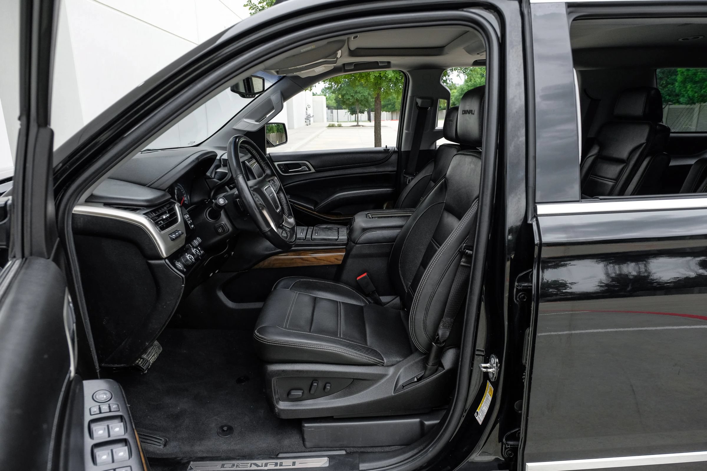 Used 2019 GMC Yukon Denali w/ Denali Ultimate Black Edition AWD/4WD image 4