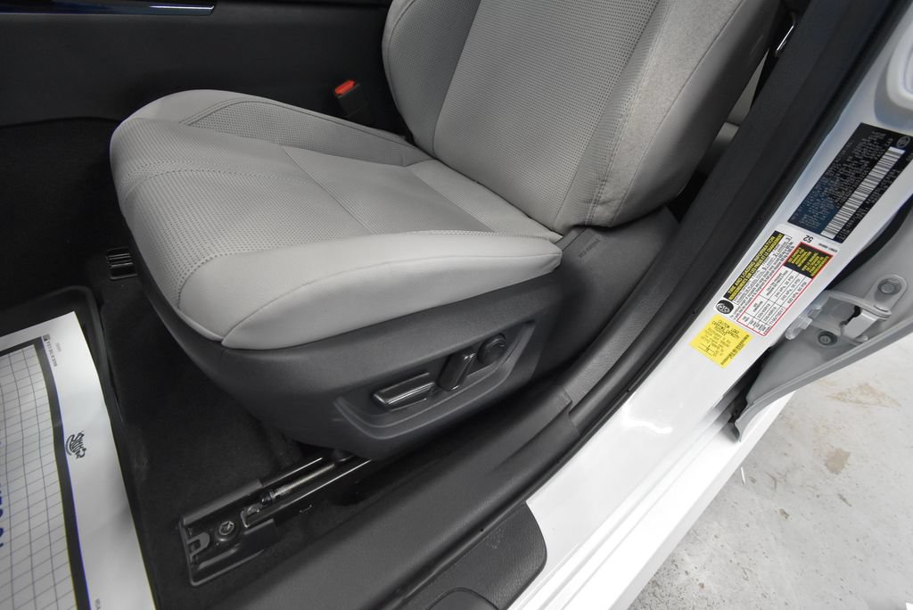 Used 2025 Toyota Camry XLE AWD/4WD image 5