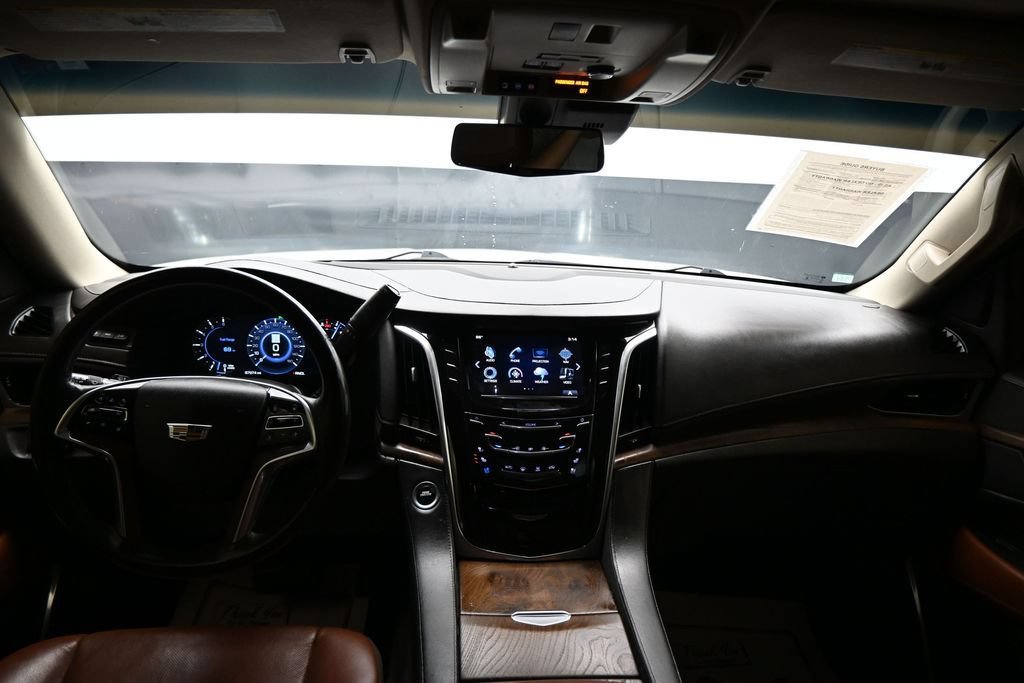Used 2018 Cadillac Escalade Luxury AWD/4WD image 16
