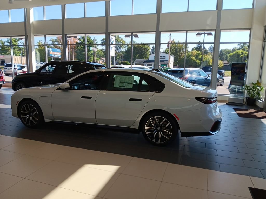 New 2026 BMW 750e xDrive image 5