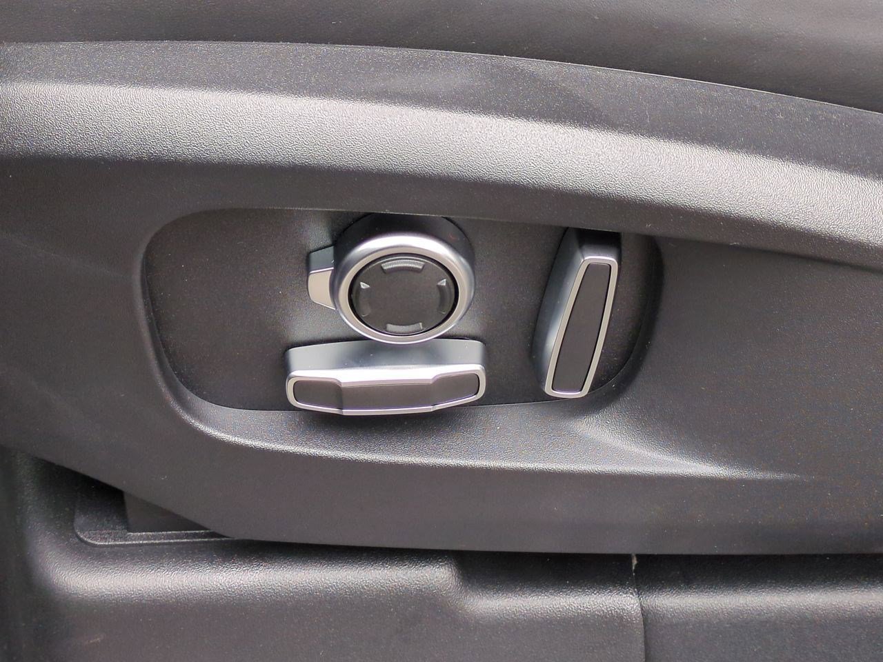 New 2025 Land Rover Defender 130 X-Dynamic SE image 21