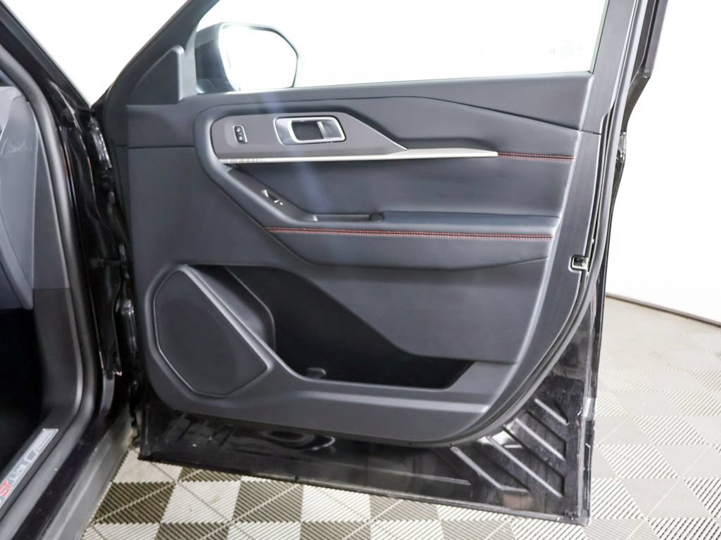 Used 2025 Ford Explorer ST-Line w/ ST-Line Street Pack AWD/4WD image 25