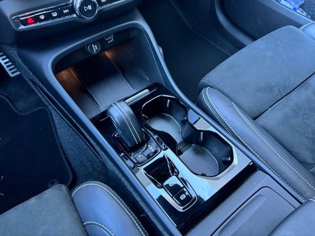 Used 2022 Volvo XC40 T4 R-Design w/ Advanced Package image 14