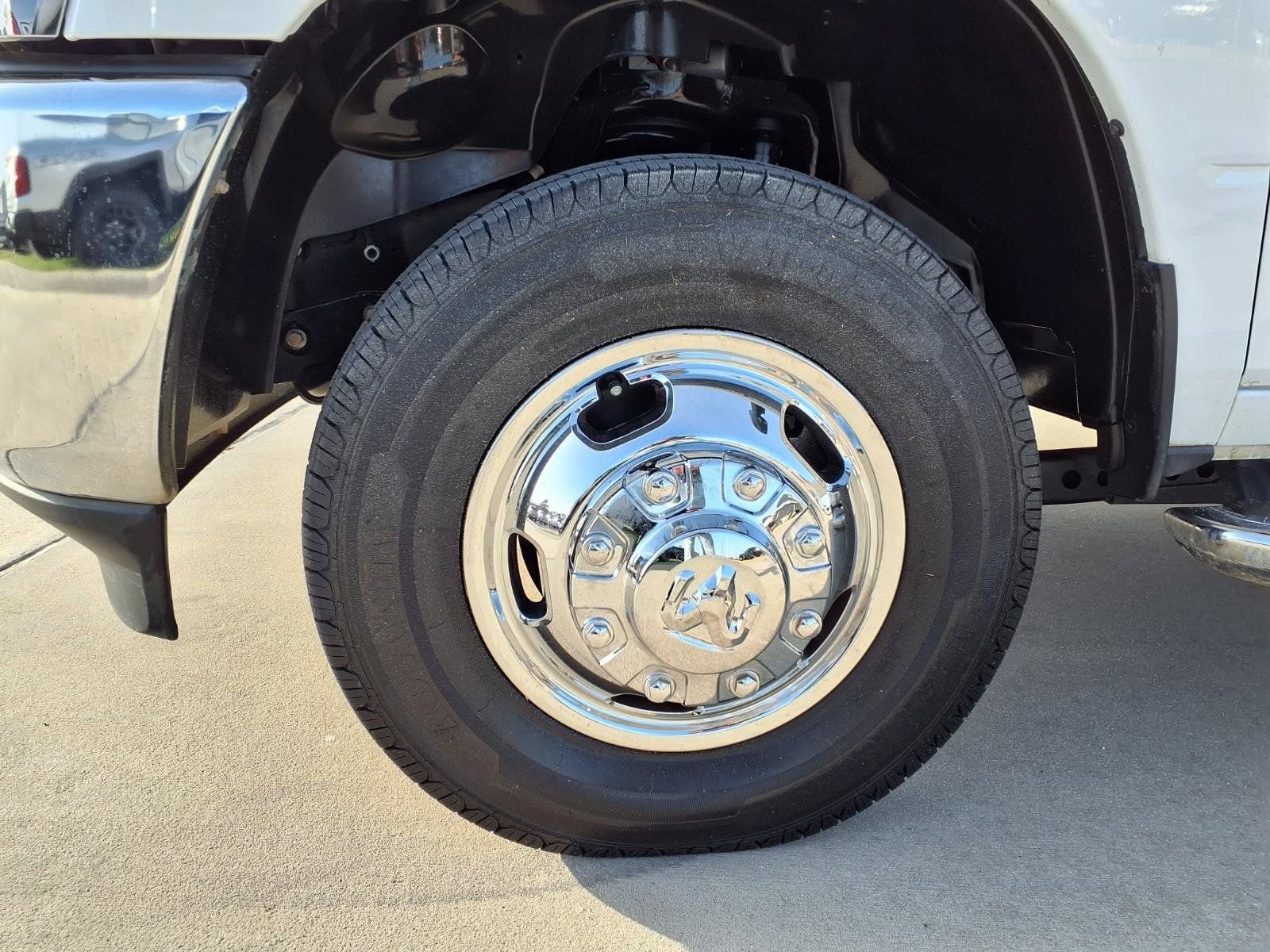Used 2024 RAM 3500 Tradesman w/ Chrome Appearance Group AWD/4WD image 9