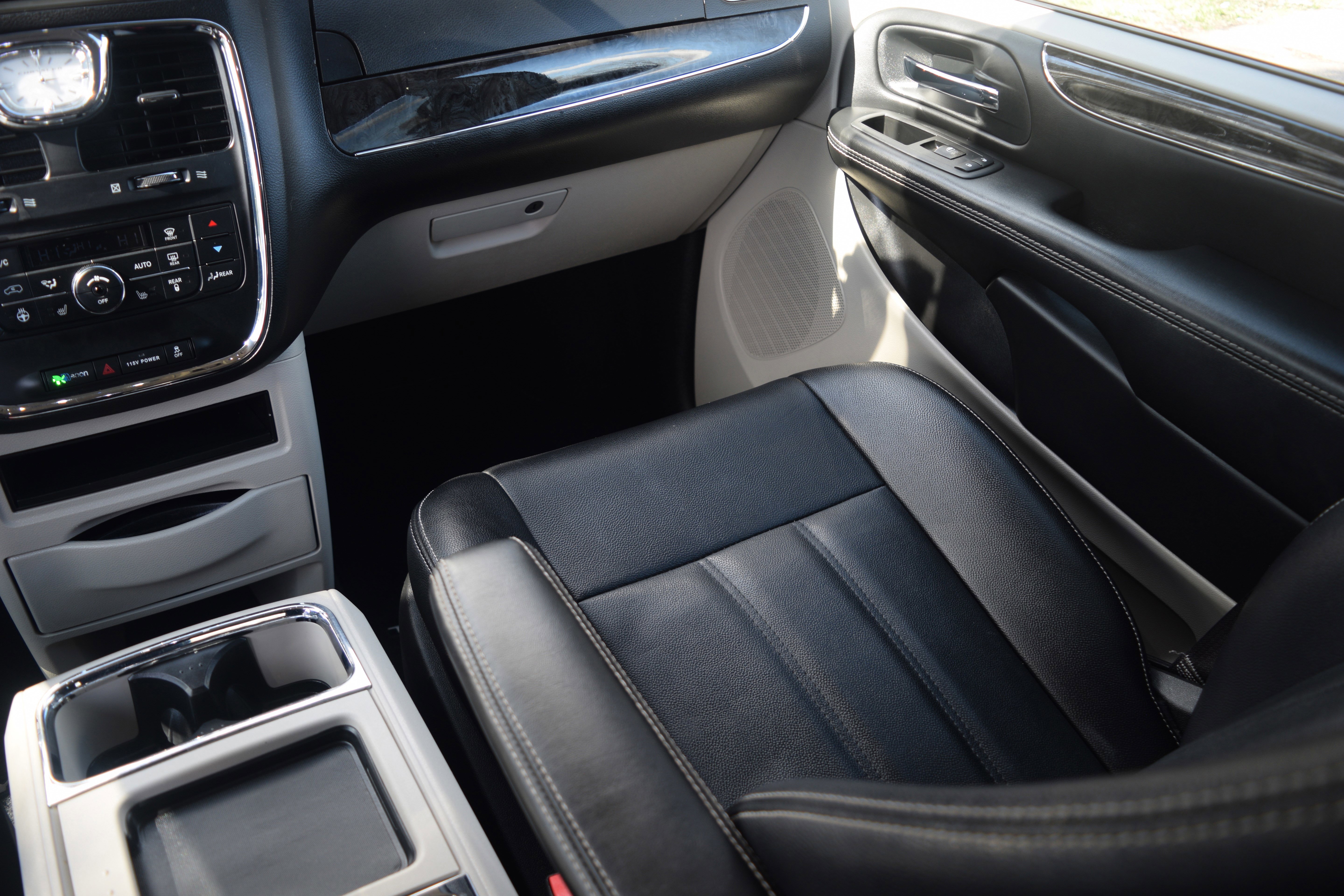 Used 2015 Chrysler Town & Country Touring w/ Driver Convenience Group image 14