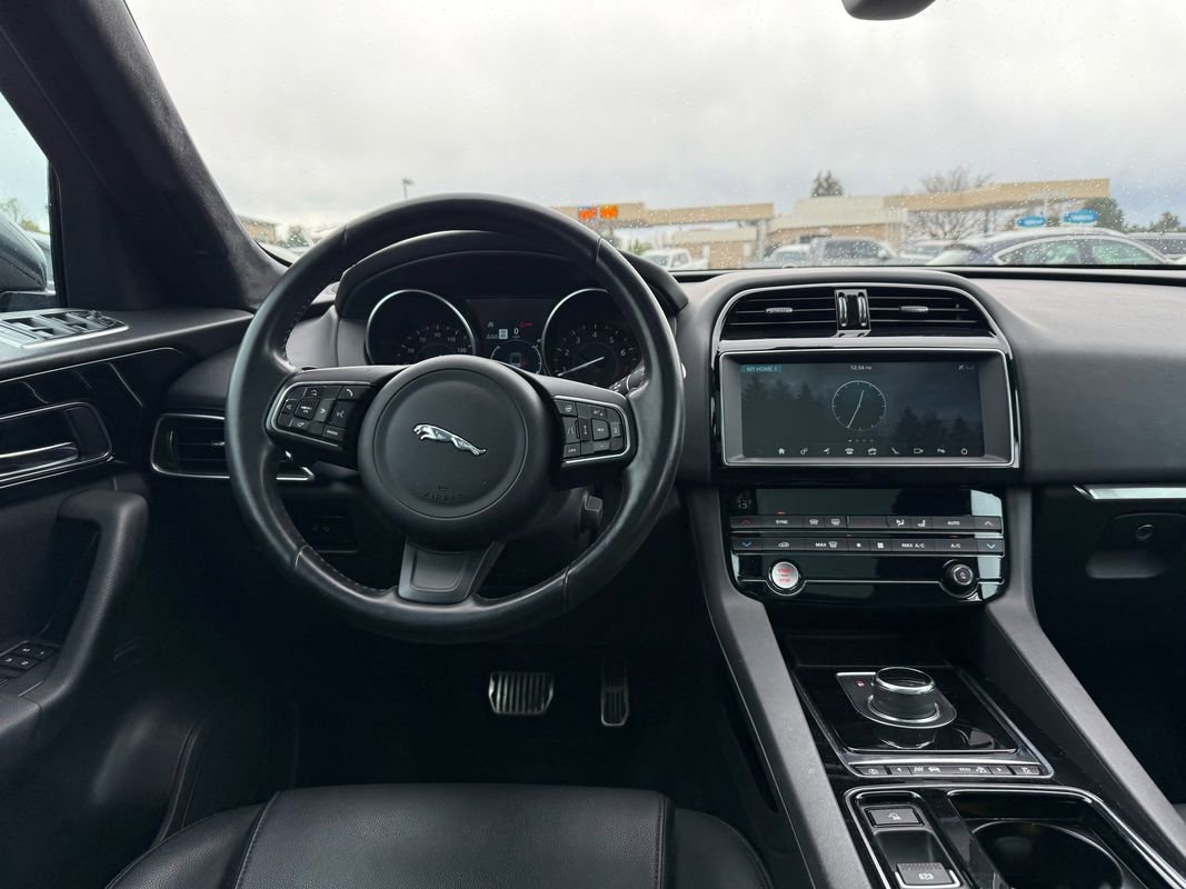 Used 2019 Jaguar F-PACE Premium image 26
