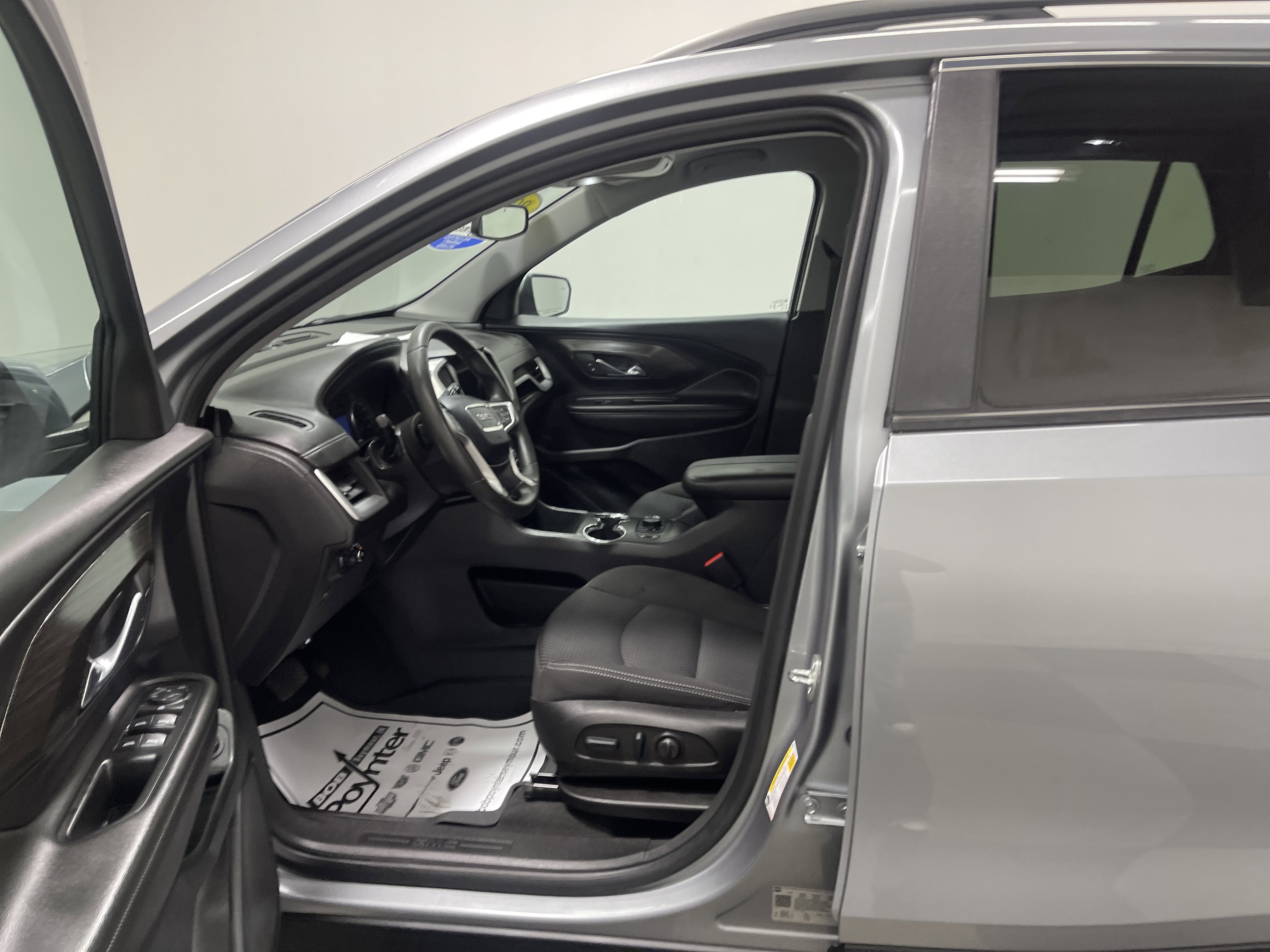 Used 2023 GMC Terrain SLE w/ Driver Convenience Package FWD image 9