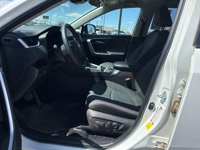 Used 2025 Toyota RAV4 XLE AWD/4WD image 2