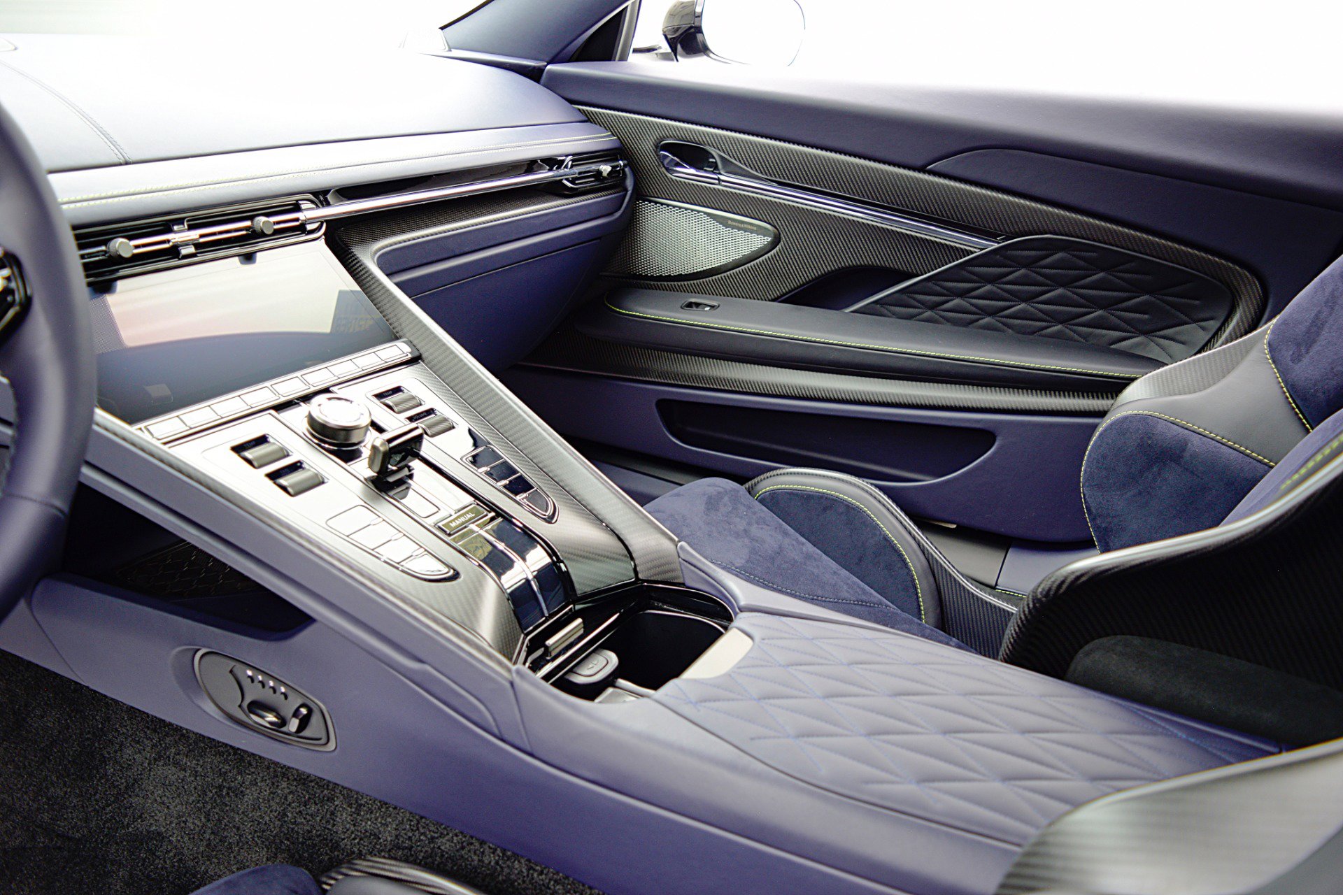 Used 2024 Aston Martin DB12 Coupe image 37