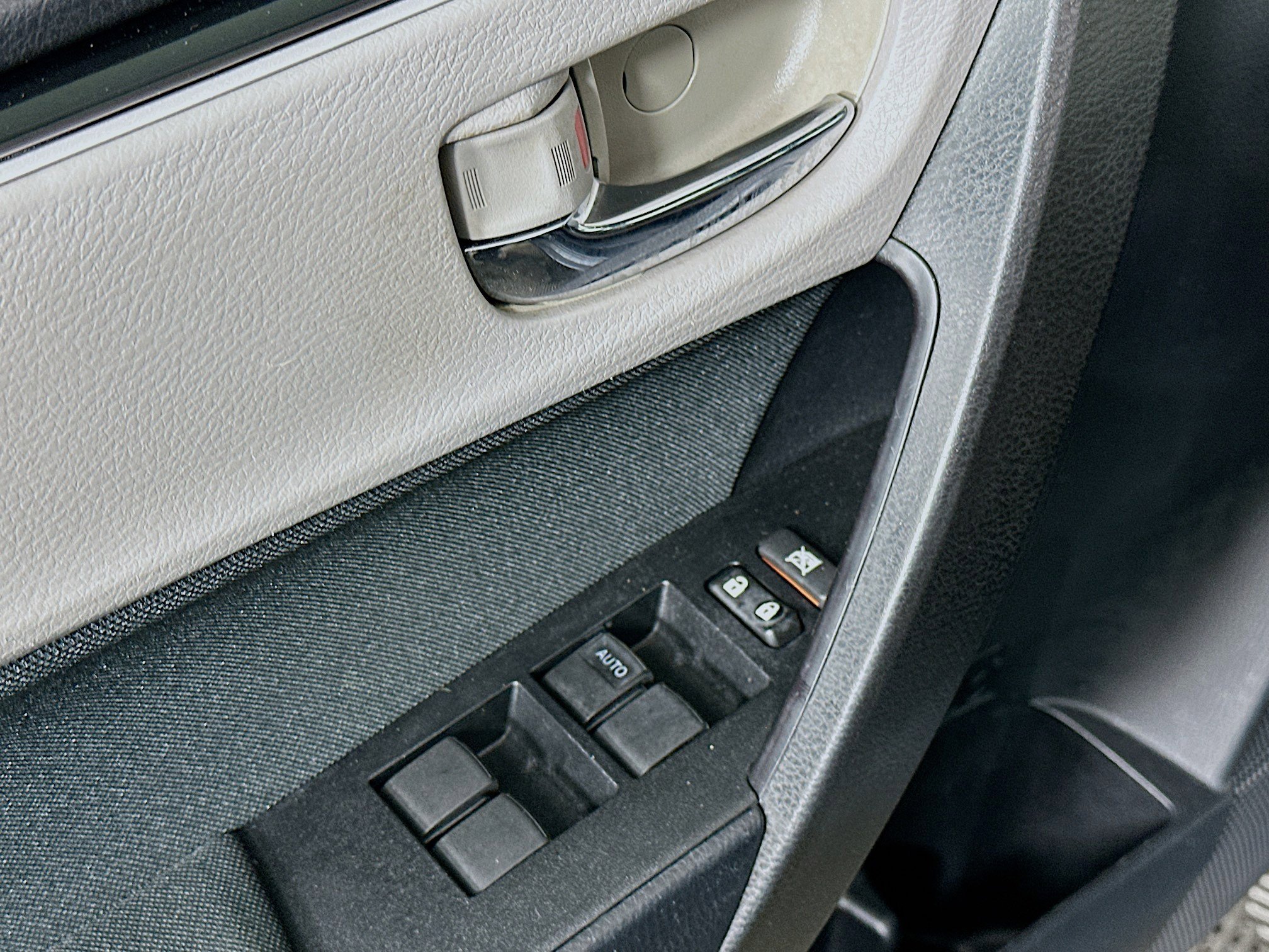 Used 2018 Toyota Corolla LE FWD image 15