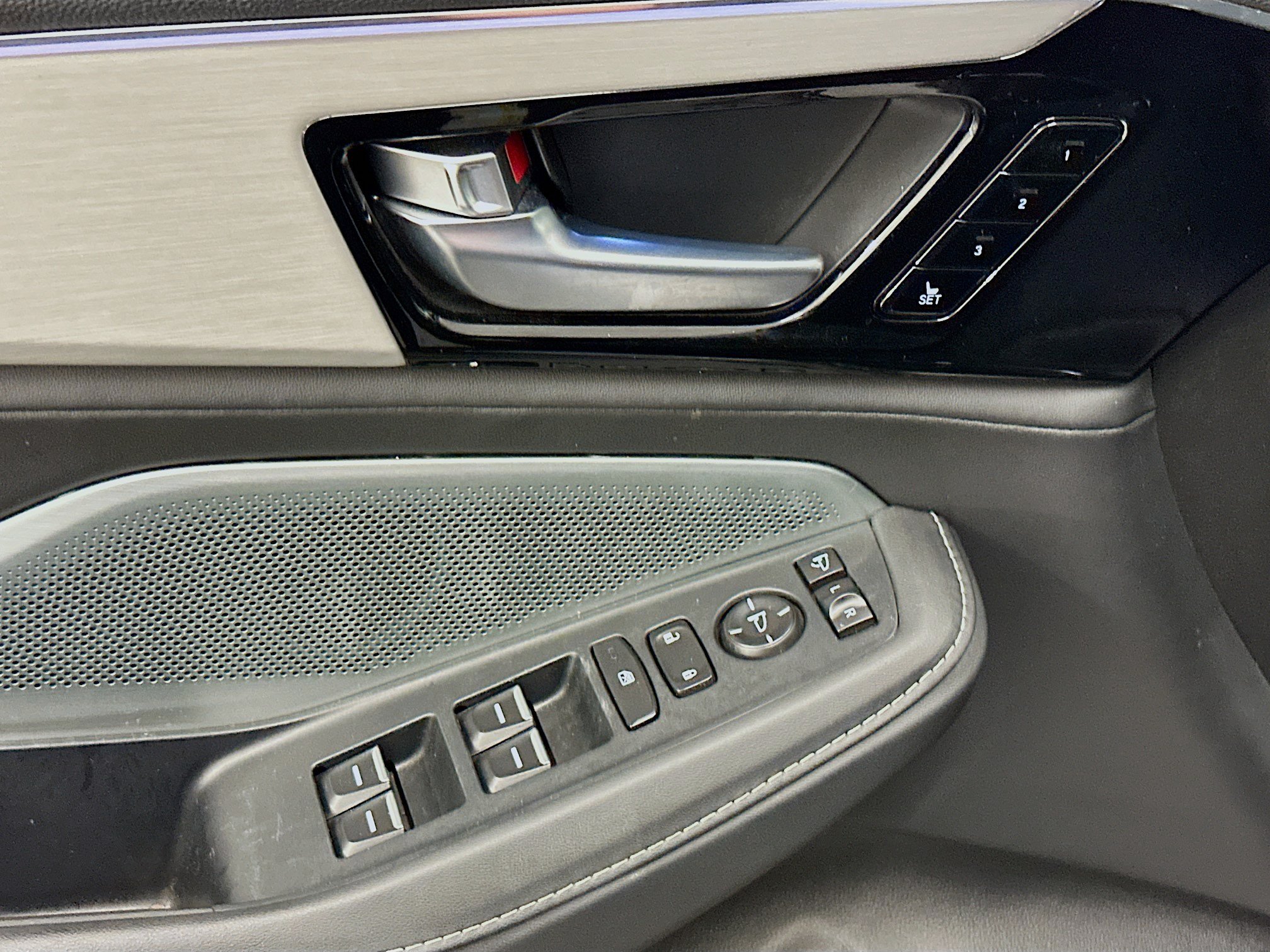 Used 2025 Acura MDX SH-AWD w/ Technology Package image 15