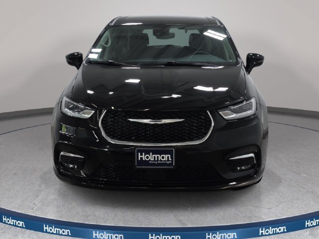 Used 2024 Chrysler Pacifica Touring-L FWD image 3