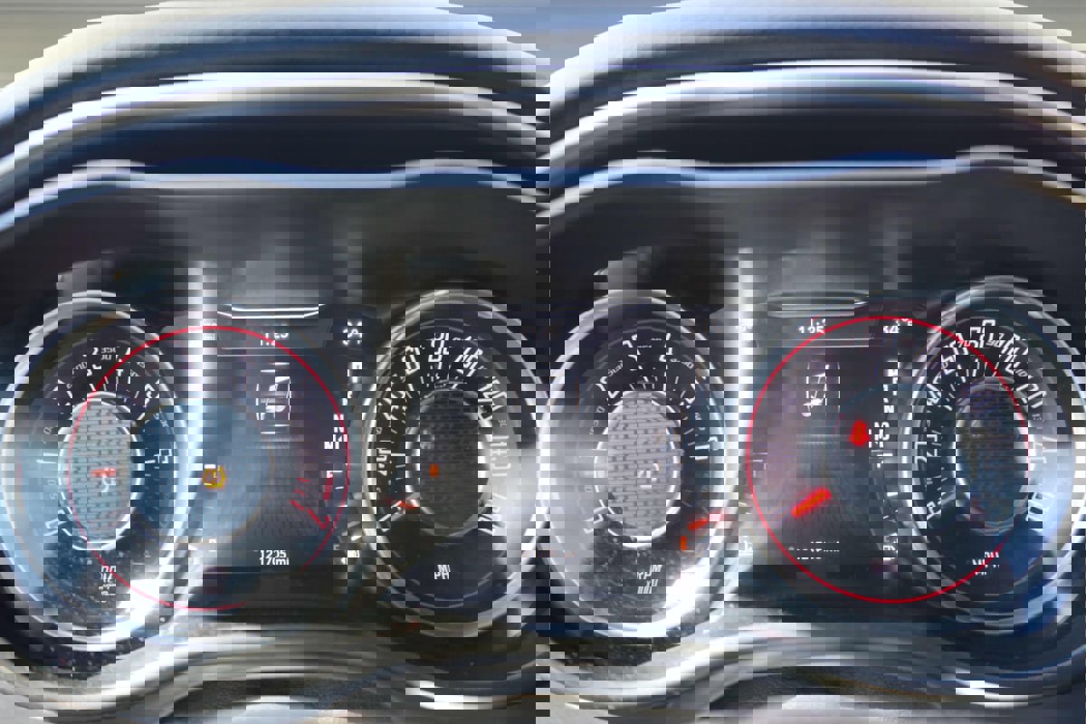 Used 2015 Dodge Challenger SXT RWD image 13