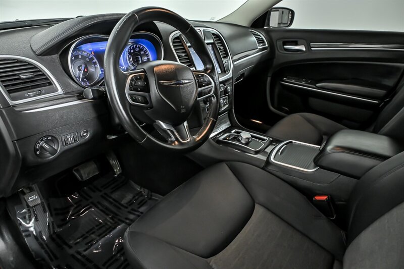 Used 2019 Chrysler 300 Touring RWD image 15
