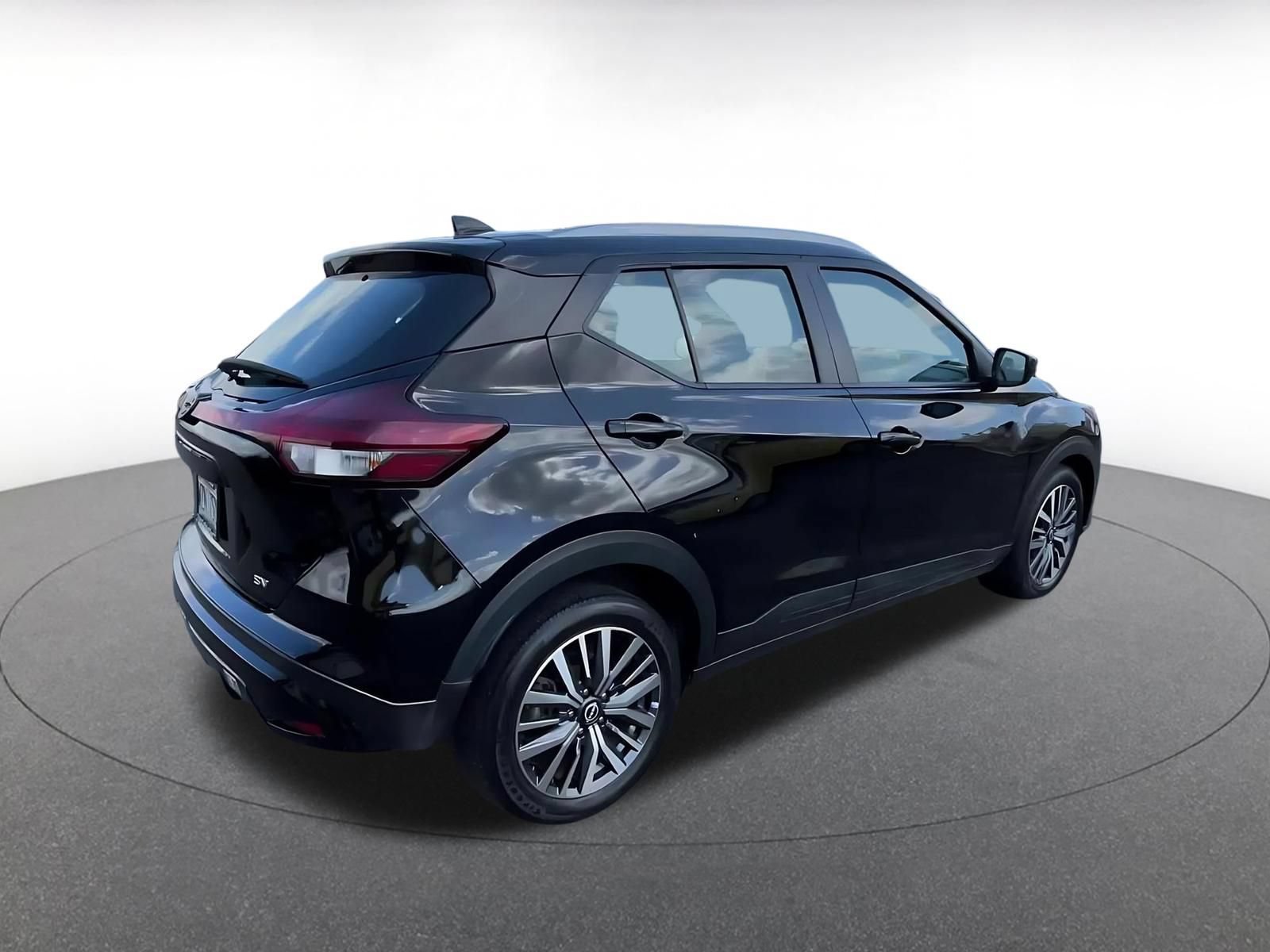 Used 2024 Nissan Kicks SV FWD image 12