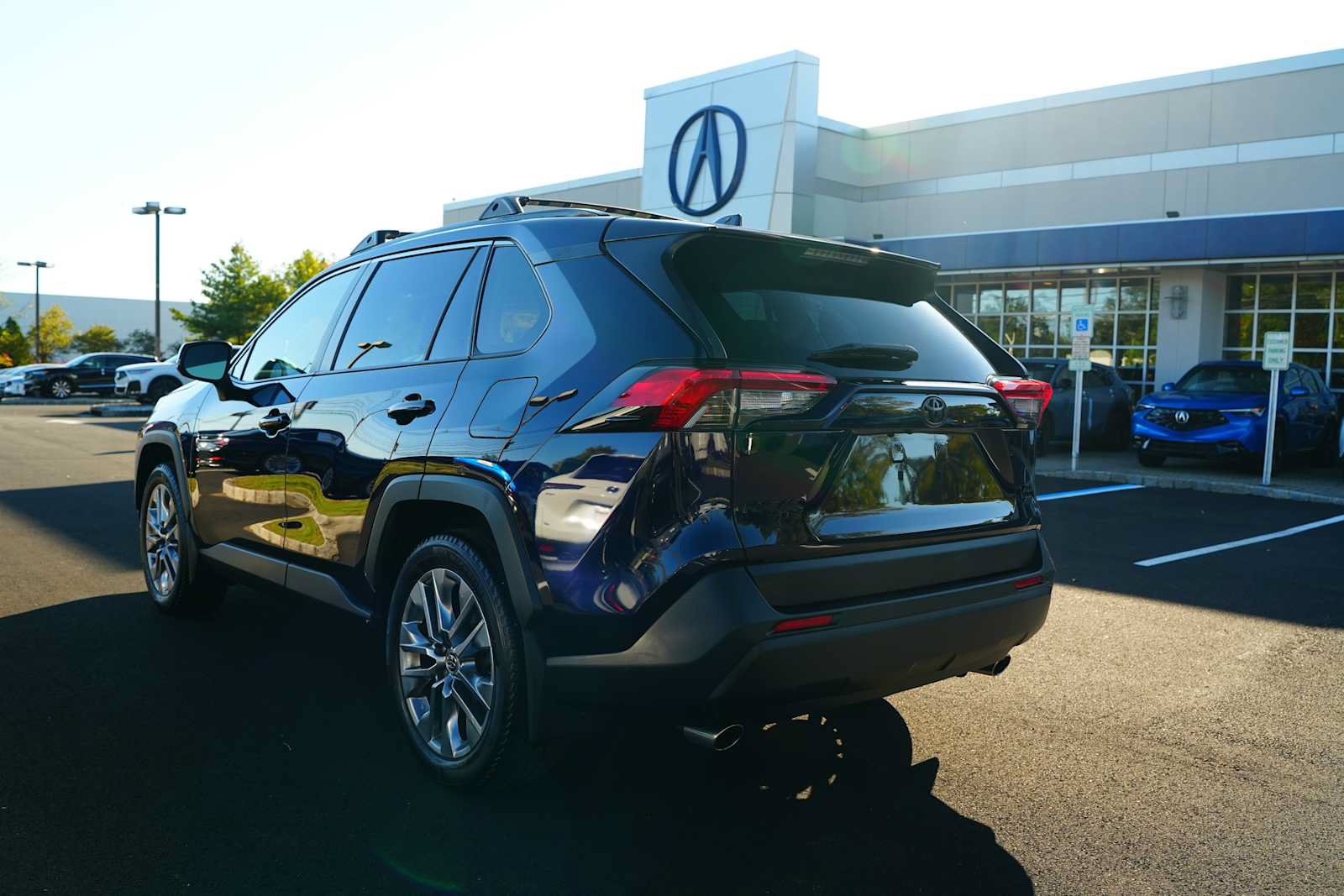 Used 2021 Toyota RAV4 XLE Premium AWD/4WD image 5