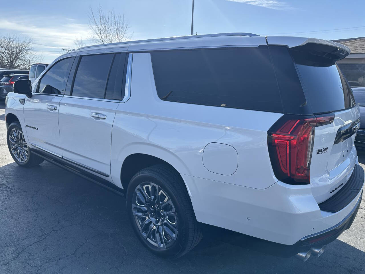 Used 2023 GMC Yukon XL Denali Ultimate AWD/4WD image 9