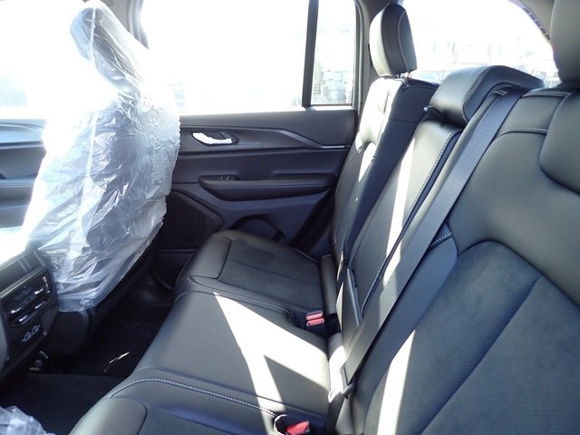 New 2025 Jeep Grand Cherokee Altitude image 13