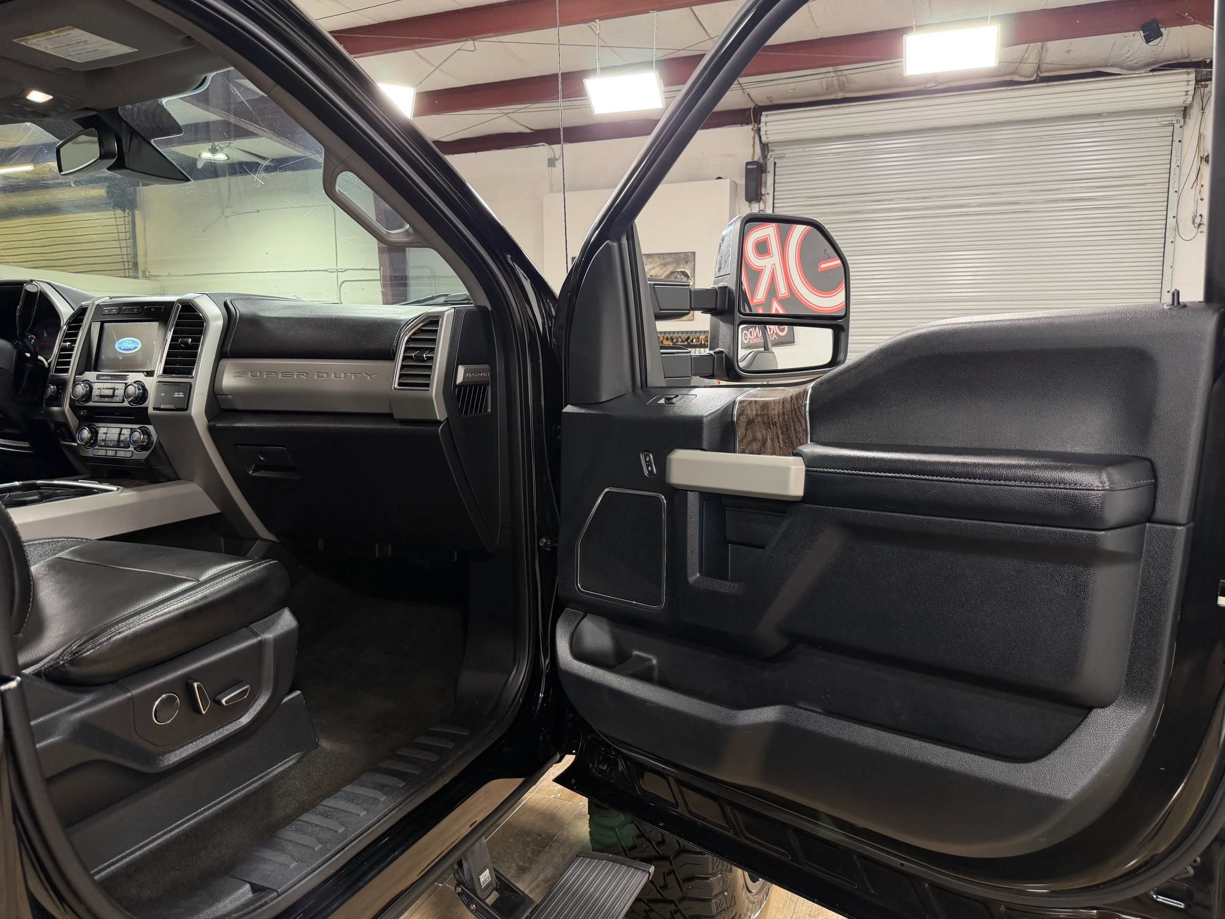 Used 2017 Ford F250 Lariat w/ Lariat Ultimate Package AWD/4WD image 20