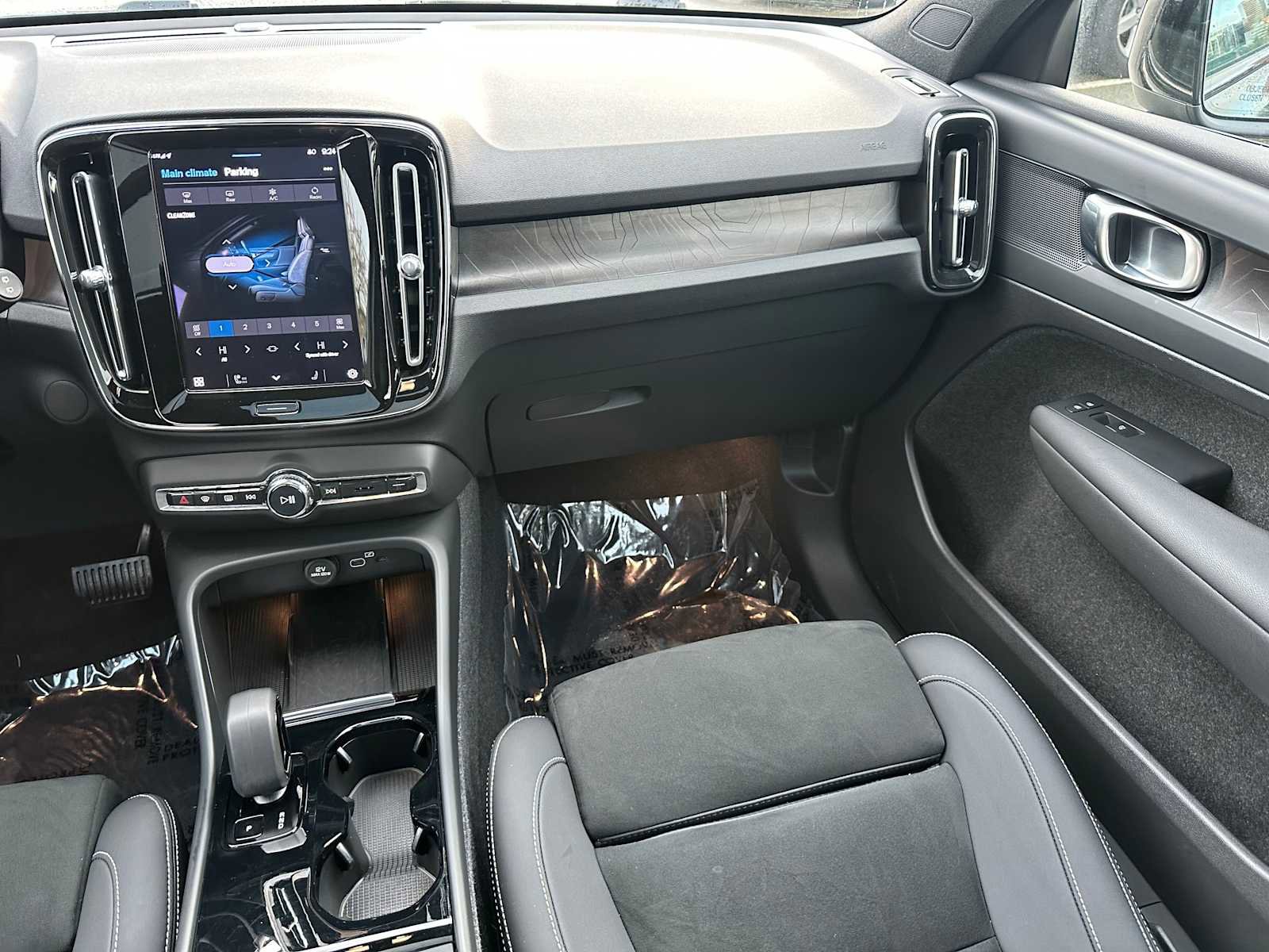 Used 2023 Volvo XC40 Recharge Plus image 19