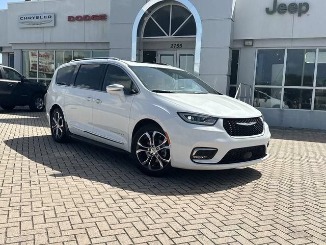 Used 2022 Chrysler Pacifica Pinnacle FWD image 2