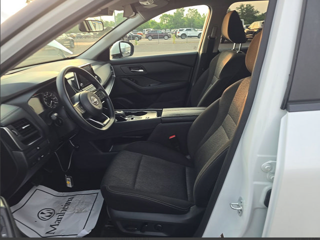 Used 2024 Nissan Rogue SV FWD image 3