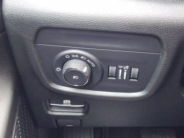 Used 2025 Jeep Grand Cherokee Limited image 23