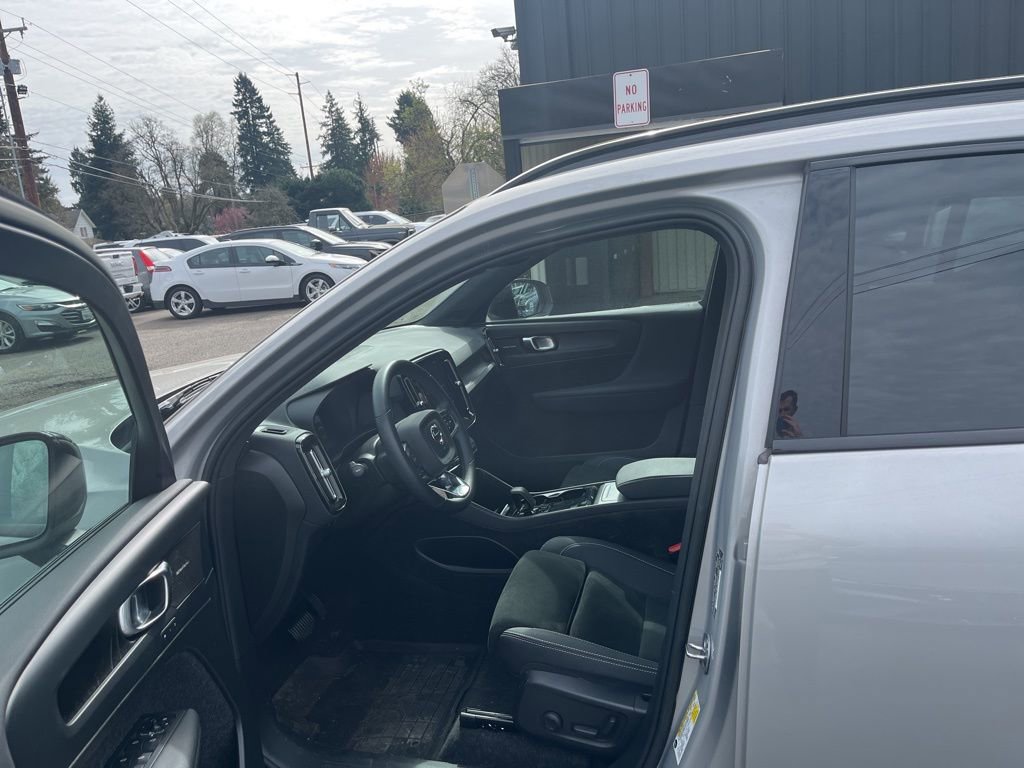 Used 2023 Volvo XC40 Recharge Ultimate image 9