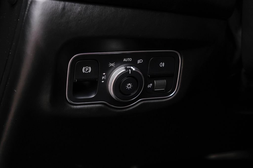 Used 2020 Aston Martin DB11 Coupe RWD image 29