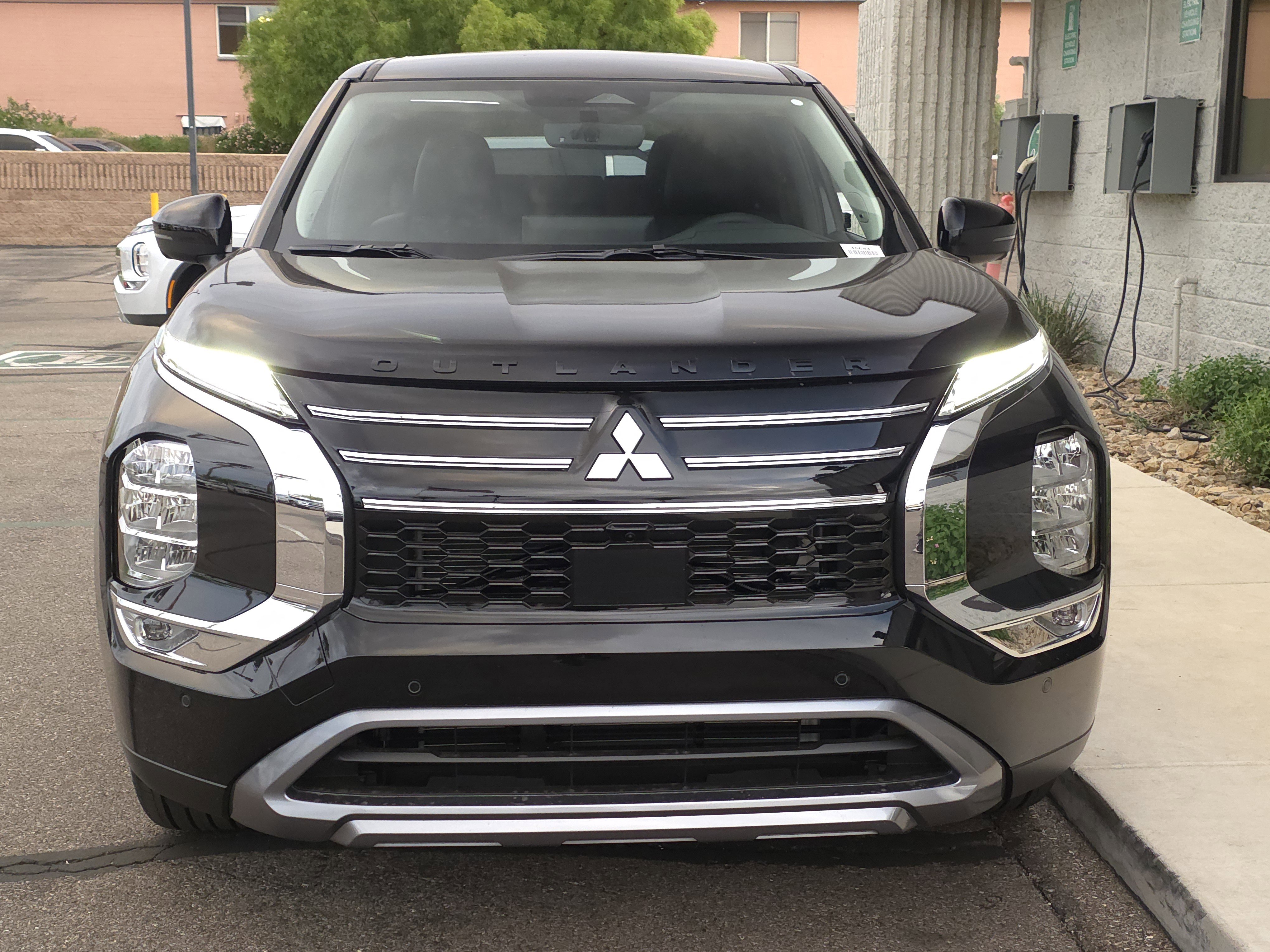 New 2025 Mitsubishi Outlander SE image 2