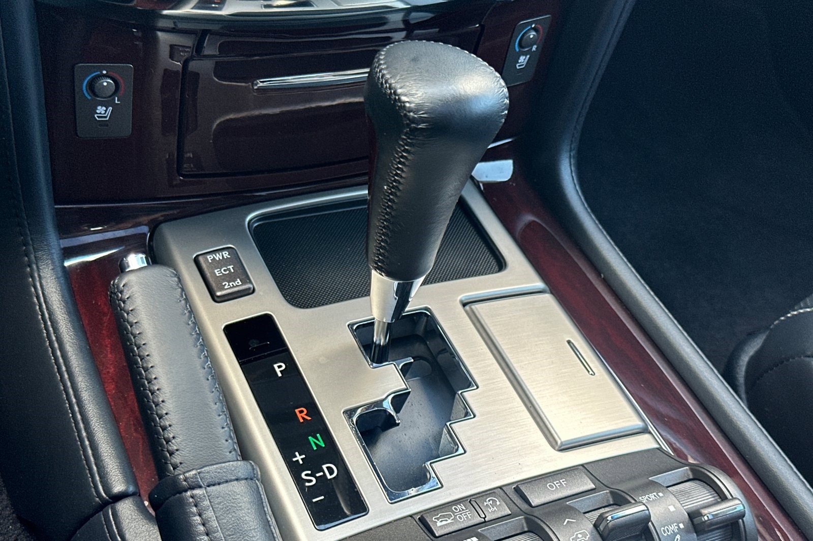 Used 2015 Lexus LX 570 4WD w/ Luxury Package image 29