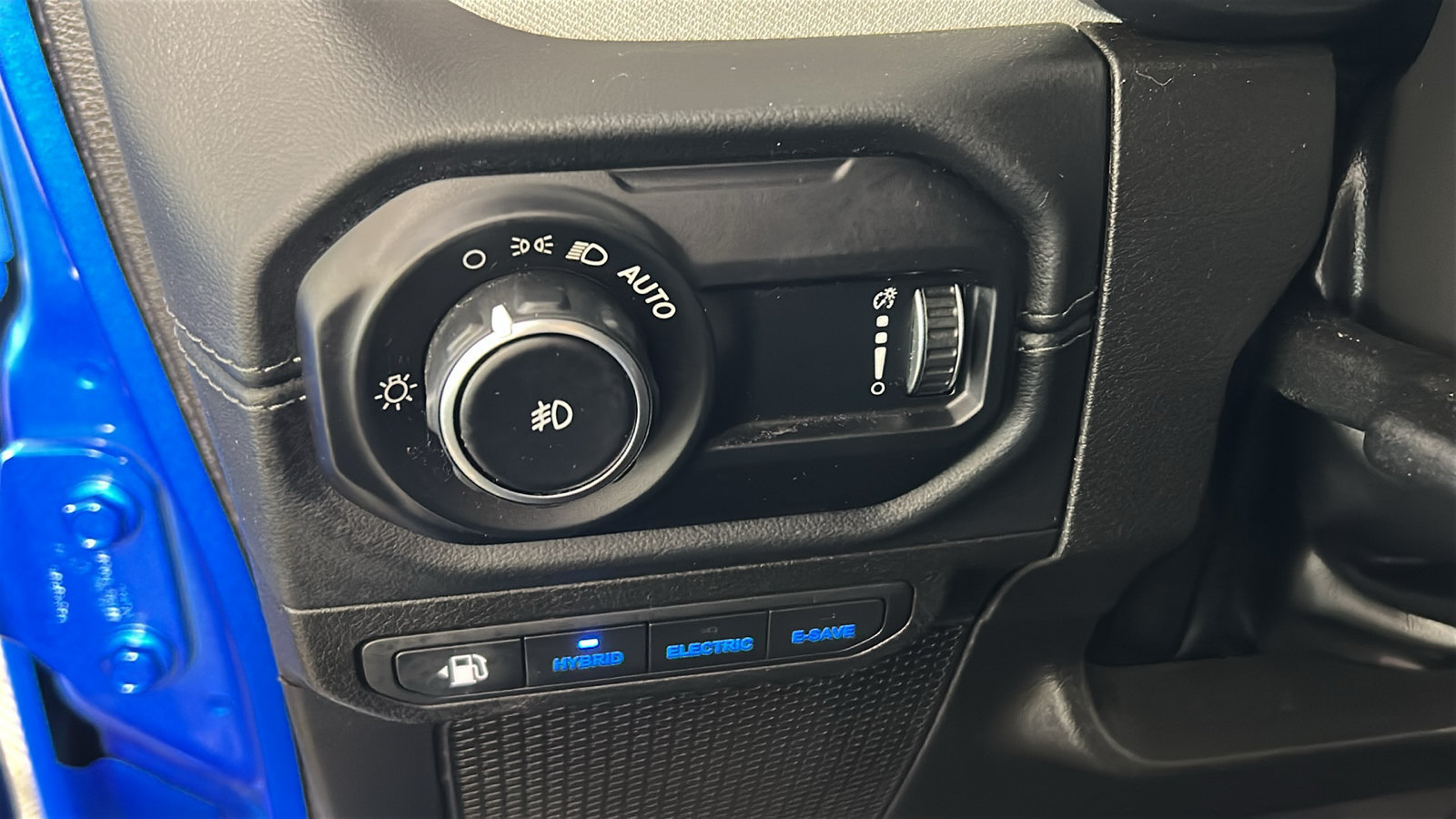 Used 2024 Jeep Wrangler Unlimited Sahara w/ Technology Group AWD/4WD image 23